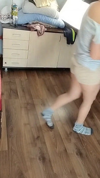 性感的黑发女郎在房子里做裸体家务
