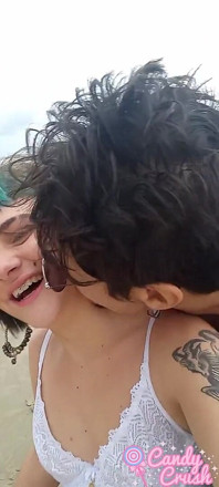 Influencer menghisap batang di tempat awam di pantai