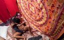 Desi Papa: Geile Indische dorpstante poesje vingert voordat ze poesje neukt