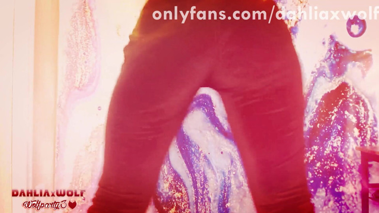 Dahlia Wolf: Twerking babe Dahlia Wolf