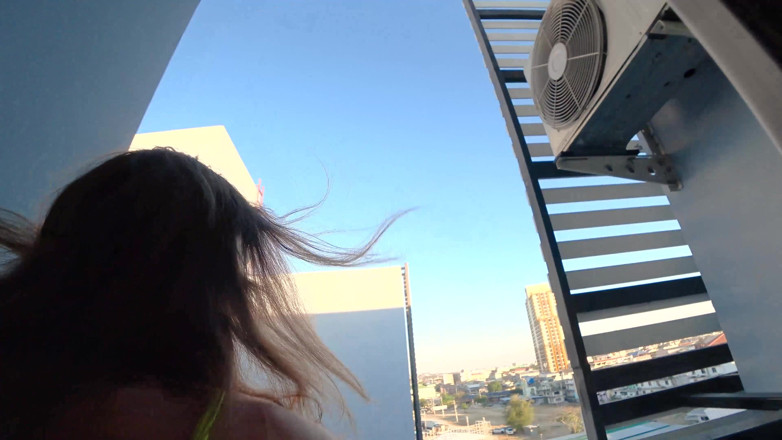 Mia Bandini: Giovane ragazza scopata anale sul balcone dell'hotel con facciale