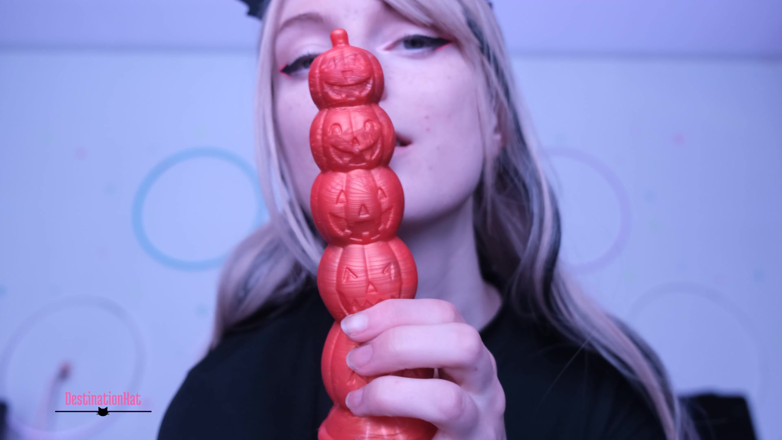 Destination Kat: Halloween berkongkek dildo