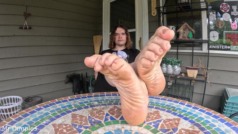 Mr Dimples: Kirli çoraplarımı ve ayaklarımı gösteriyorum