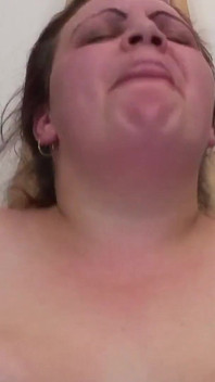 非常胖、丰满和性感的黑发女人用大假阳具自慰，然后呻吟并享受性爱