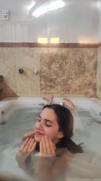 Hãy đến tắm với tôi