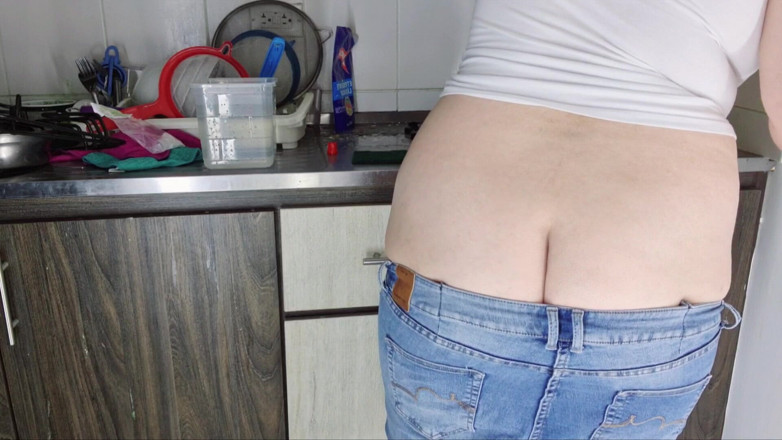 Alice H: Buttcrack Cleaning in Tight Jeans