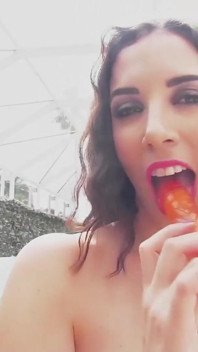 Jelena Jensen na zewnątrz w bikini i powolne rozbiórki!