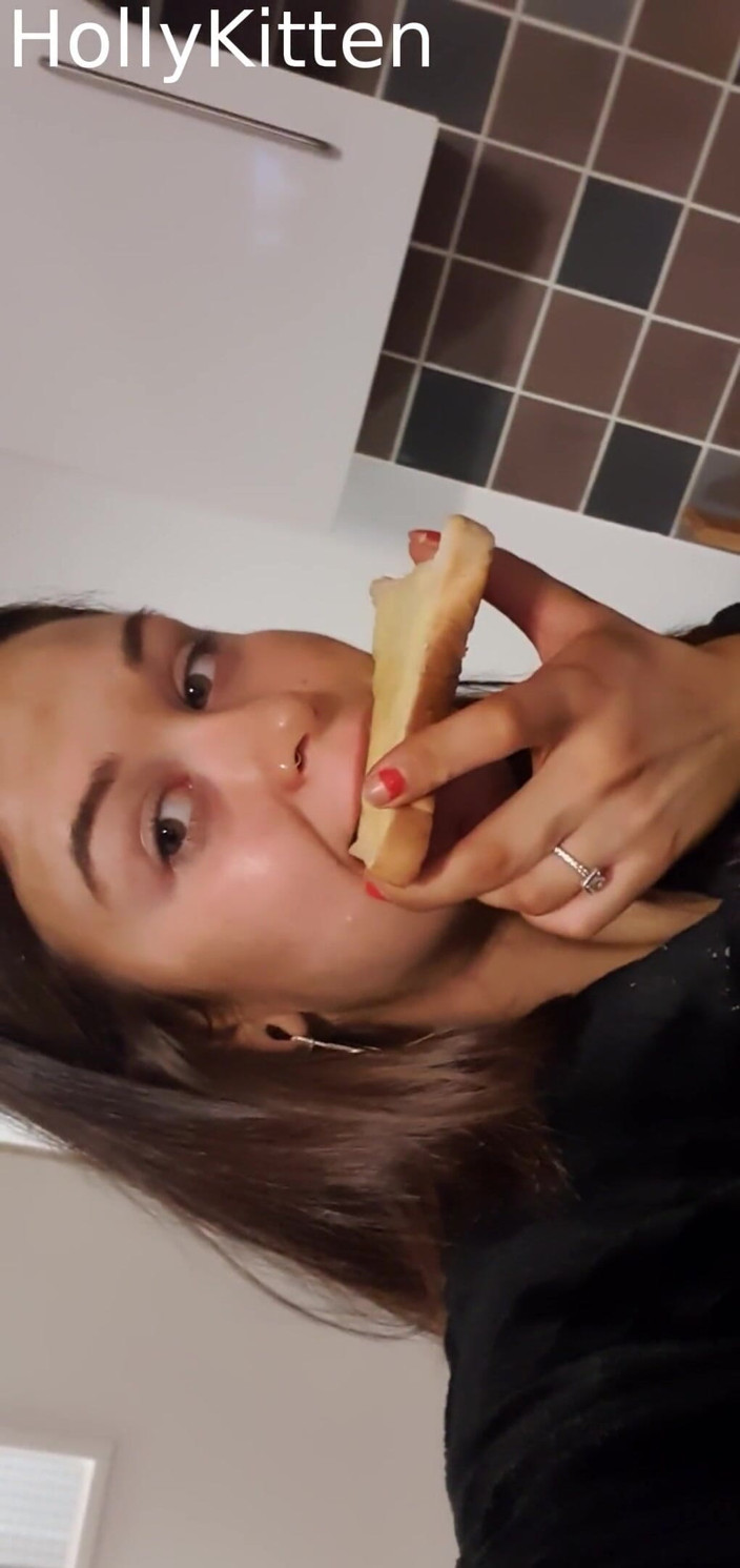 Holly Kitten: Holly Kitten mig äter ost på rostat bröd