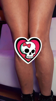 La fidanzata bionda gotica madi Blaze offre una scena bagnata