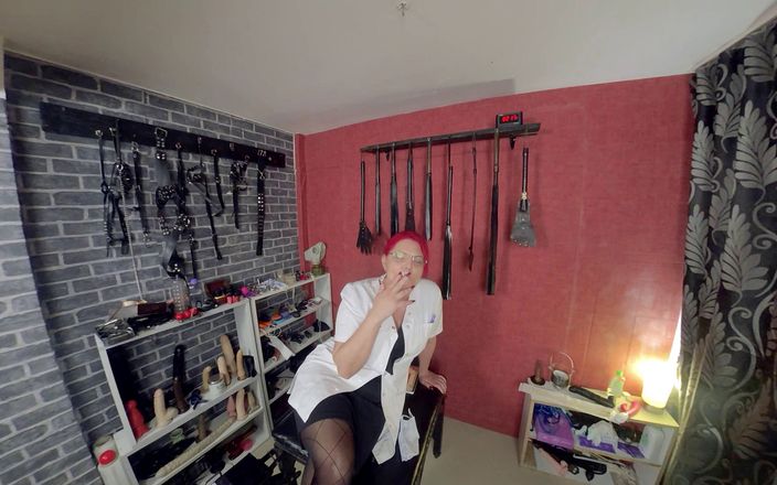 Sassy tiff: Gudinna Andreea röker mänsklig askkopp samlingsvideo