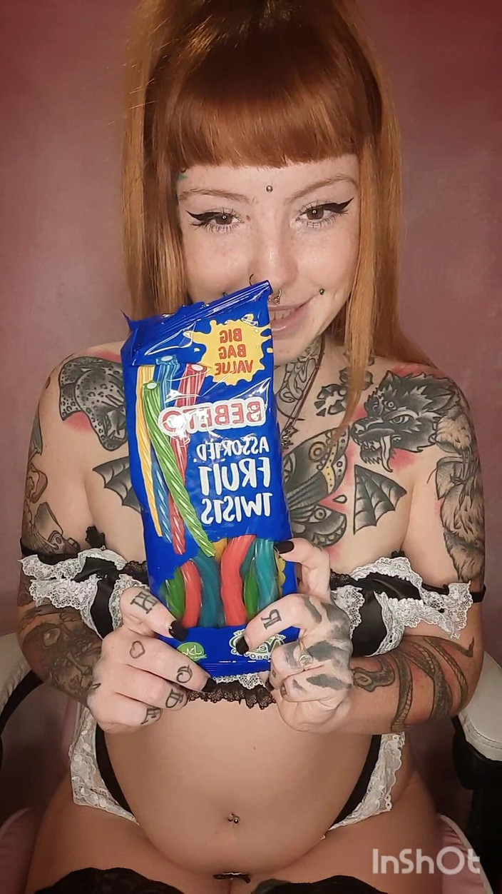 Yourfavecumslut: 女仆用甜食塞嘴巴