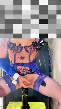 Söt femboy i höga klackar Mycket sexiga blå strumpbyxor underkläder som visar sina trosor utanför