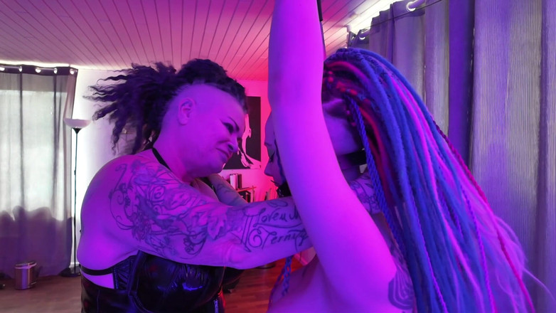 Domina Dark: Au auzit că e o fată nouă