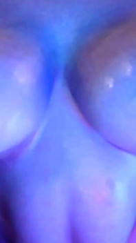 Tetas de aceite se burlan de la estroba, cámara lenta, rebotando, cayendo las tetas