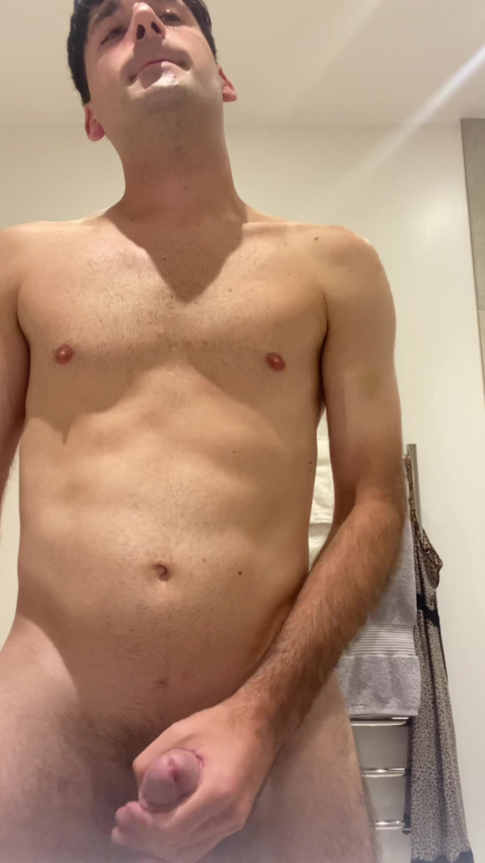 HornyDom: 欲情したストレートの男が太いペニスをマスターベーションし、自分の精液を食べる