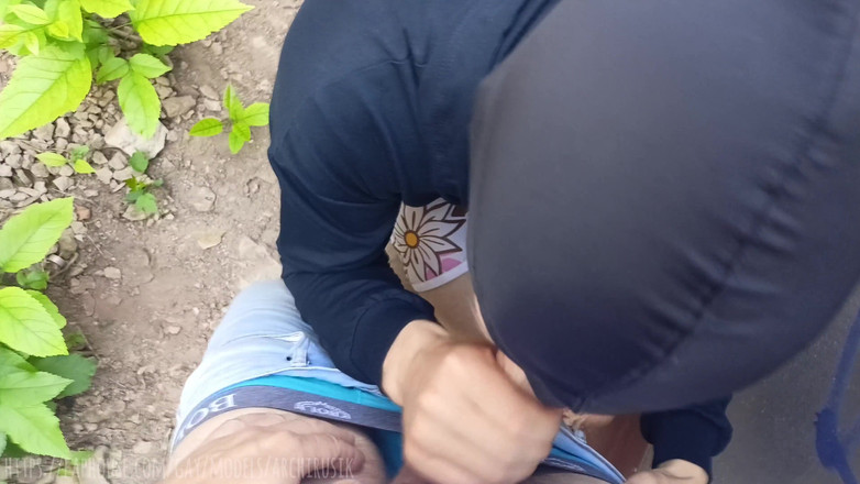 ArchiRusik: За гаражом на публике сосет большой хуй, чтобы кончить тебе в рот