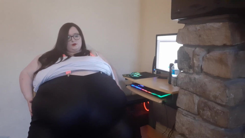 SSBBWLadyBrads: SSBBW worker at the office after dark