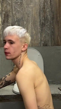 Ung, tatuerad Twink gav sig upp till främlingar i toalettstugan