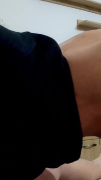 Olgun sürtük orta yaşlı seksi kadın balaclava giyiyor ve kalın ve büyük bir yarağa öğürüyor