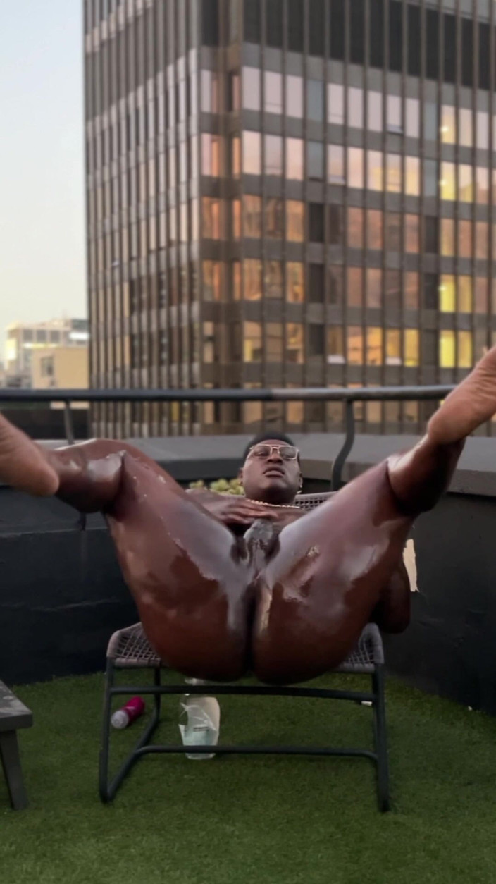 DADDYBLACKXXX: Великий чорний член змащений маслом, дрочить і тверкає на відкритому повітрі