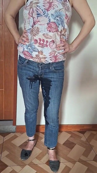 Esta perra hace pis en sus jeans