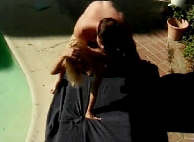 Alfacontent Babes: Fantastická blonďatá holka jezdí na péru svého milence venku