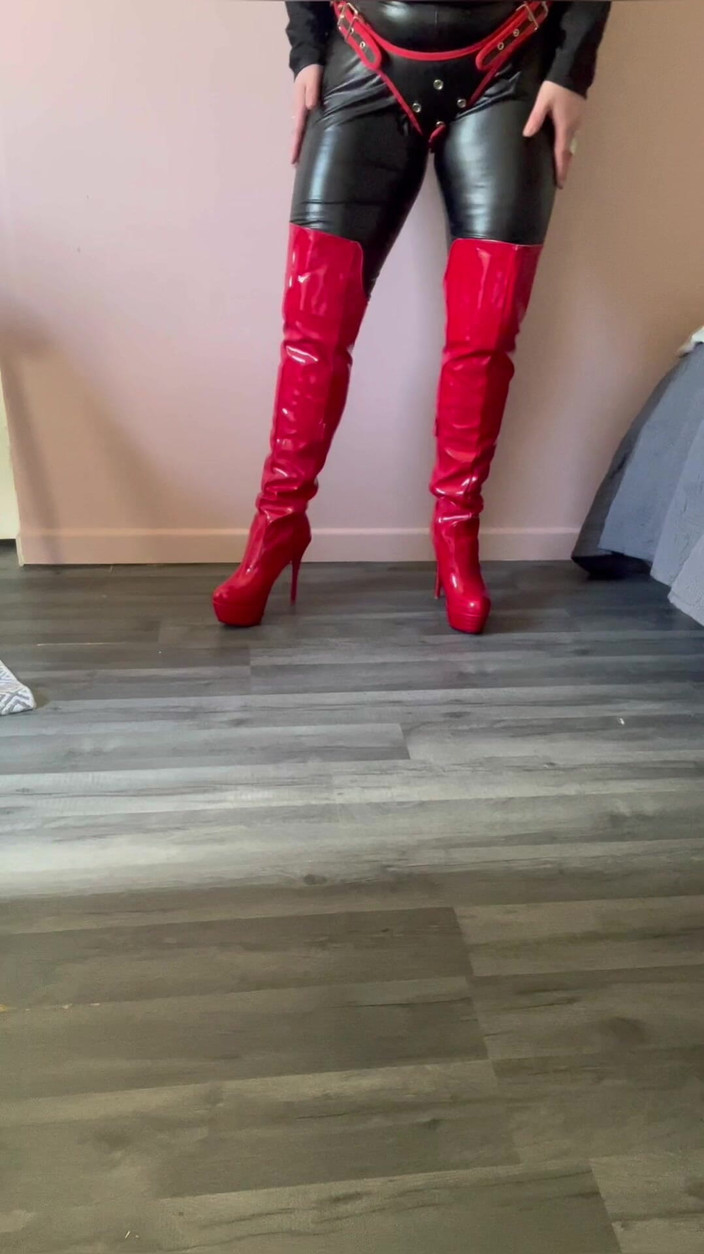 Maitresse Clara: 太もも丈のブーツに完全に捧げています