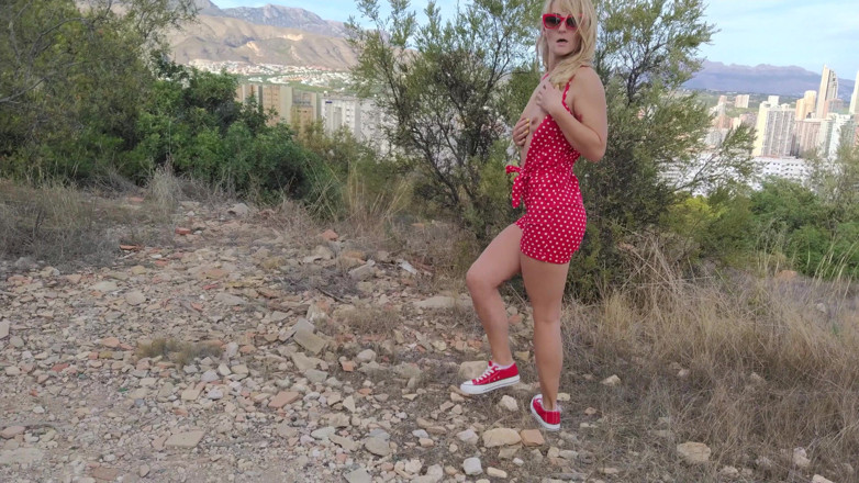 Sasha Bikeyeva: Mamă sexy excitată cu țâțe mici și futai în cur perfect într-o clădire abandonată....