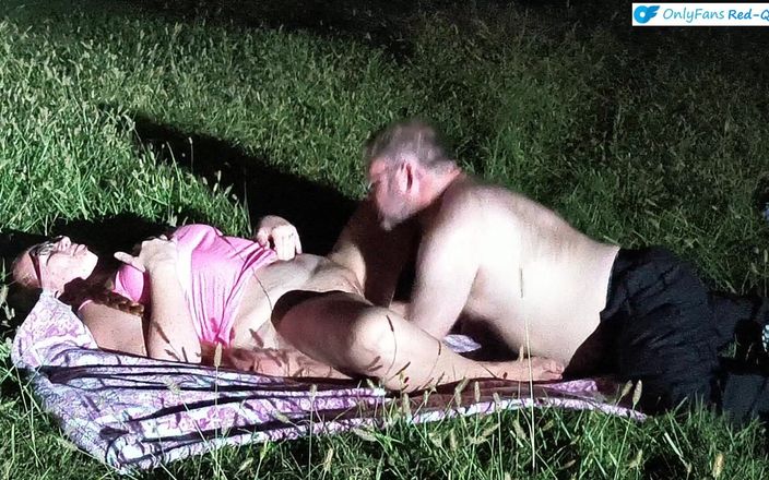 Red Queen: Seks na świeżym powietrzu w nocy z warkoczową rudą dziewczyną country