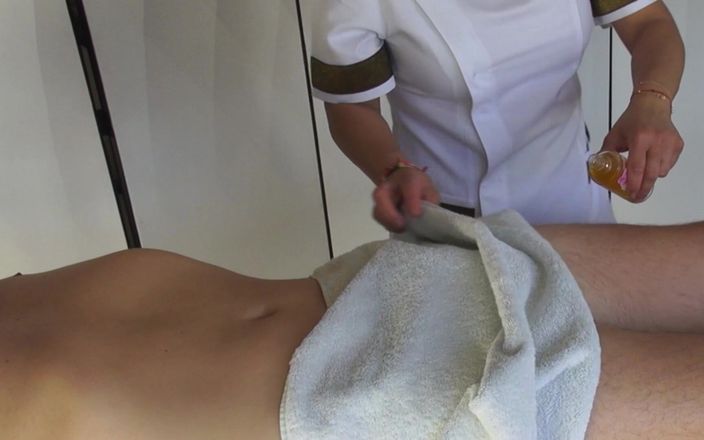 Cuckoby: Enorme porra nas mãos da massagista tailandesa sexy