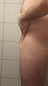 Unbeschnittene schwule dusche
