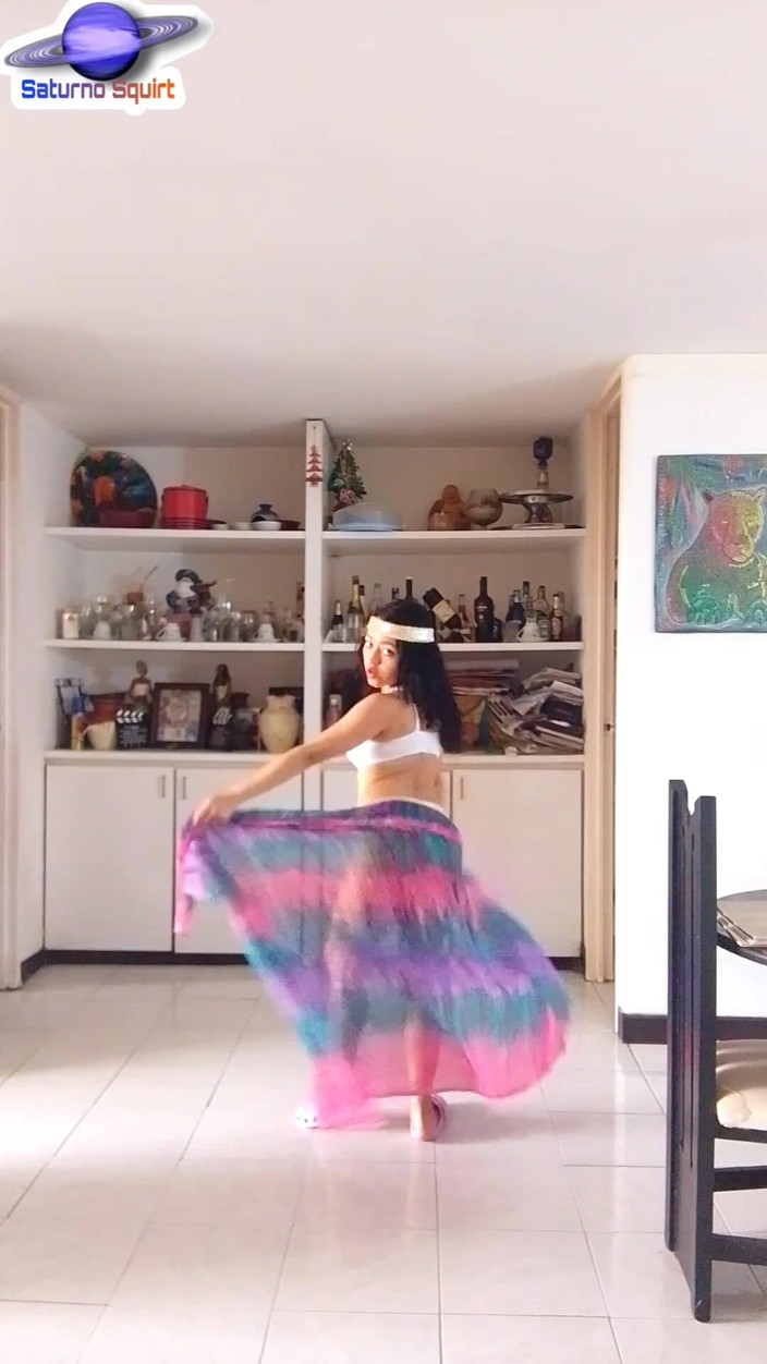 Saturno Squirt: Titano Stříká exotická tanečnice s erotickým prádlem