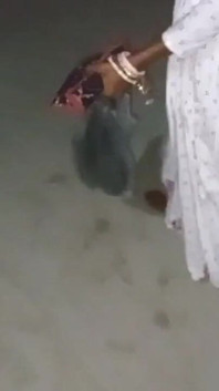 O femeie matură bengaleză s-a excitat foarte mult