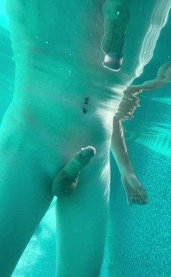 Little Butt: 水泳ヌードは私をとても角質にしたので、誤ってプール ️に入ってきた