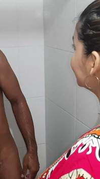 Latina cu sâni naturali mari se bucură de sex amator