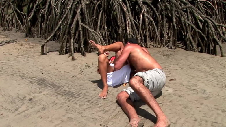 Dat Ass: Zrzavá kráska s kulatým zadkem je ošukaná na pláži