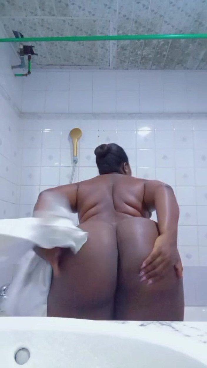 Slutmelly: Gadis nakal lagi mandi