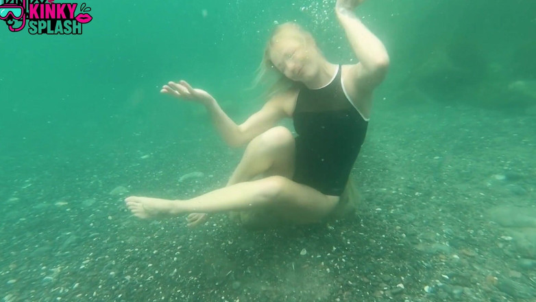 UKCuteGirl: Striptease erotică în costum de baie subacvatic: tachinare la nud în mare