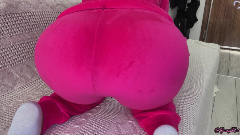 GassyKat: Scoreggia puzzolente in tuta rosa