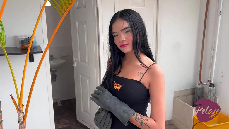 Pelaje mix: Hizmetçi komşularının önünde paspasla mastürbasyon yaparken yakalandı, herkesi sikmek istiyor