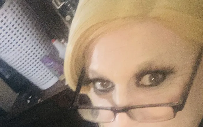 Krissy Sweets: Sexy crossdresser