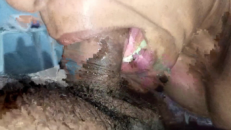 anal_queen_amateur: Crown avale tout le sperme de l’homme qu’elle ne connaissait...