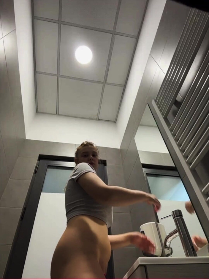 JuiceLussie: Creampie Pussy. Muncrat di depan umum dan fingering