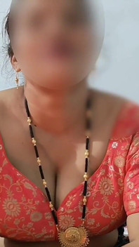 Une belle demi-sœur indienne mariée sexy aux seins laiteux fait une branlette à son demi-frère non marié