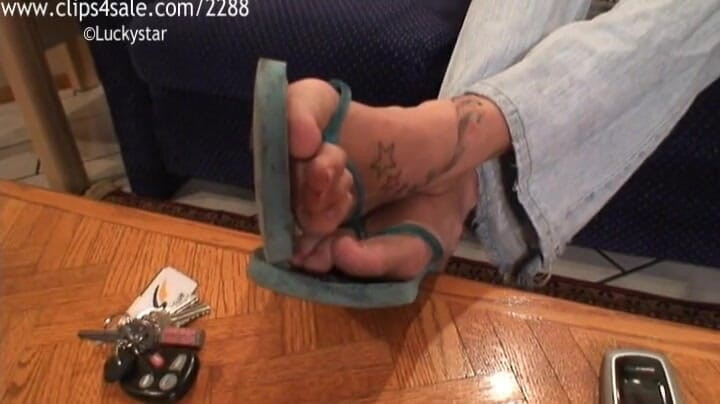 Princess Nikki's Foot Fetish & Foot Worship Club: Azotalo y acaricia mientras huelas los pies sudorosos de Laylas -...