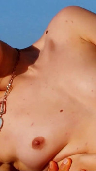 สาวผอมมีย Olly ถูกหนุ่มควยหนาเย็ดบนชายหาด