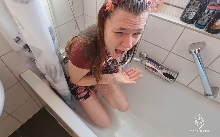 Anne Eden: Onhandig ongeluk met rommelige masturbatie!!