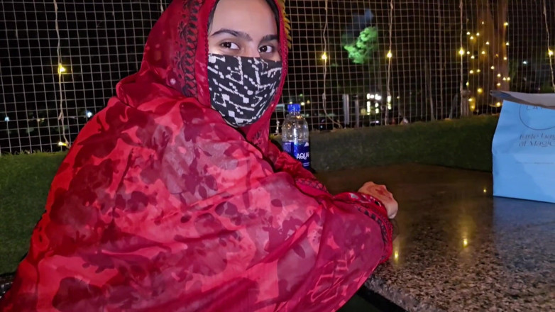 Sairaxsaim: Plockade upp slumpmässig vacker flicka på plats urdu ljud