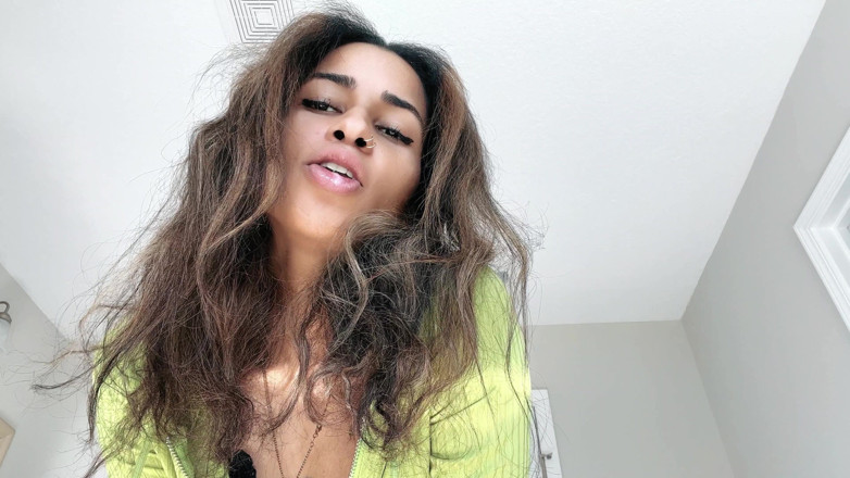 Mya Mula Goddess: 침을 뱉는 심프