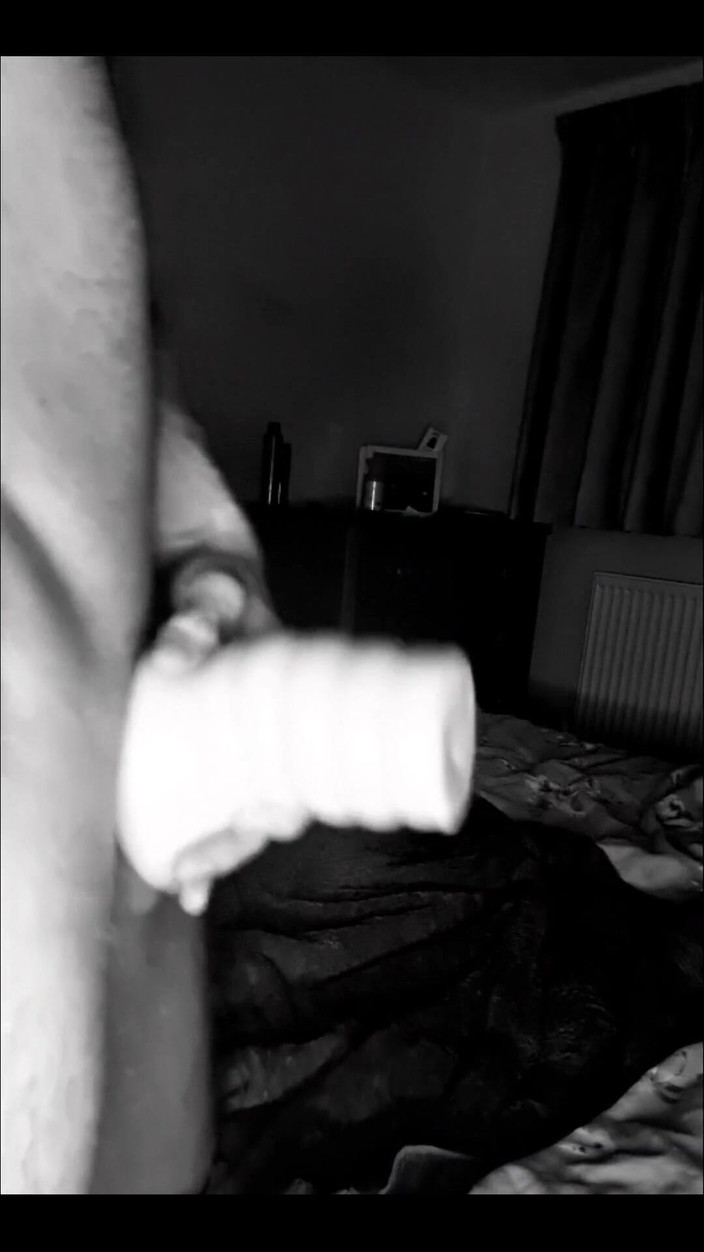 Englishtom20vip: Cewek nakal ini lagi asik muasin memeknya pakai mainan seks...